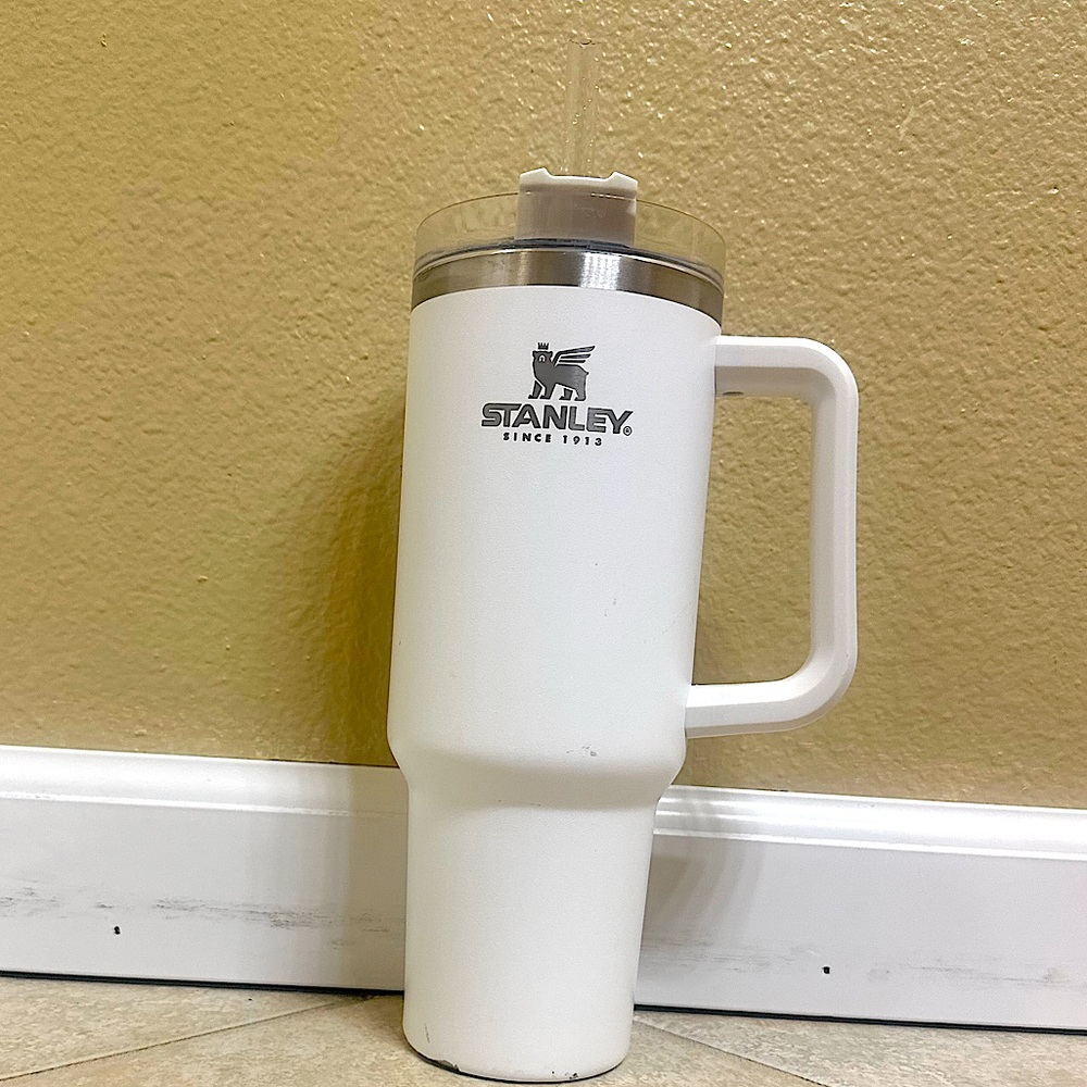I’m selling this cup because I got this for my mom but she got her own